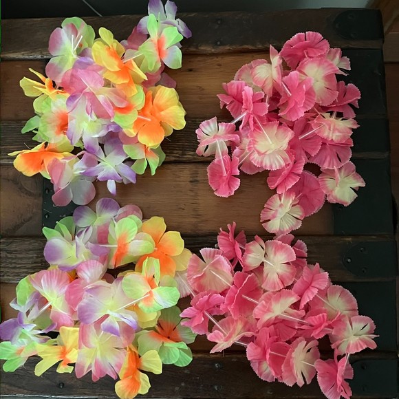 Vintage Walt Disney World Resort Villas Paper Notepad + 4 Polynesian Flower Leis - Picture 6 of 8